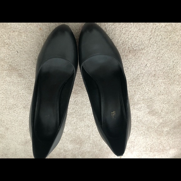 Michael Kors Juliette Pump - Picture 2 of 6